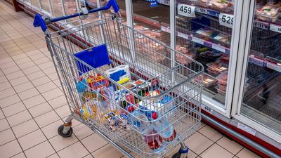 Magyarországon is megnyílnak az első hibrid boltok: személyzet nélkül is vásárolhatunk