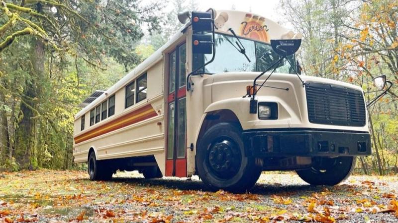 Egy kanadai házaspár álomotthona egy kiszuperált iskolabuszban