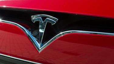 Tesla részvények zuhanása a Robotaxi bemutató késése miatt
