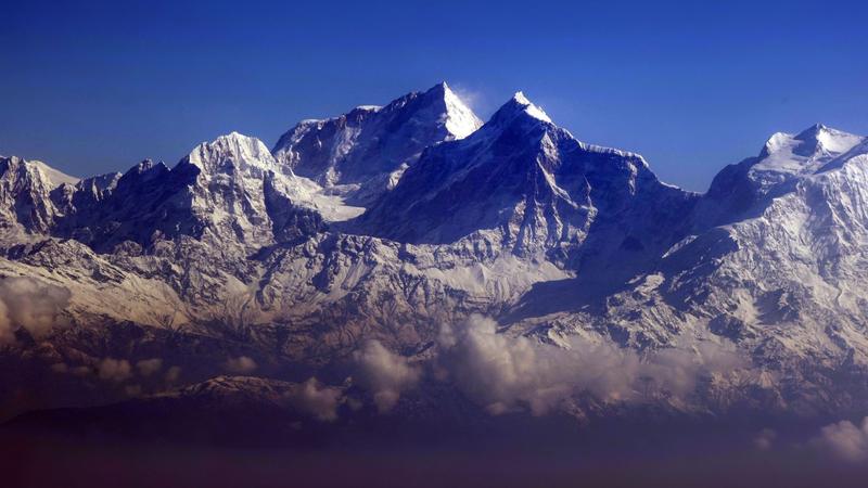 Nepáli katonák tisztítják meg a Himaláját: Holttestek és tonnányi hulladék