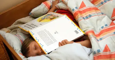 Miért alszunk el olvasás közben? A tudomány magyarázata