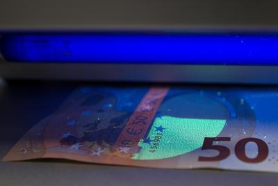 Olasz csendőrség számolta fel a magas minőségű hamis bankjegyeket nyomtató bűnszövetkezetet
