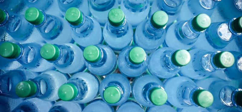 Műanyag palackok a napon: veszélyes vegyi anyagok szabadulhatnak fel