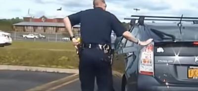 Miért érintik meg a rendőrök a megállított autók hátsó lámpáját?