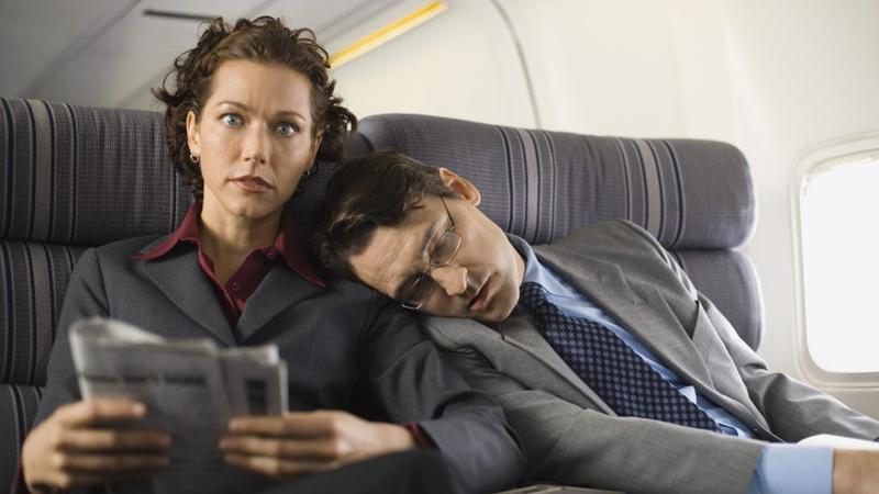 A repülőgép felszállása és landolása közbeni alvás veszélyei