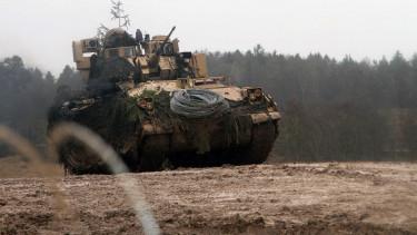 Amerikai és orosz páncélosok tűzpárbajban az ukrán fronton