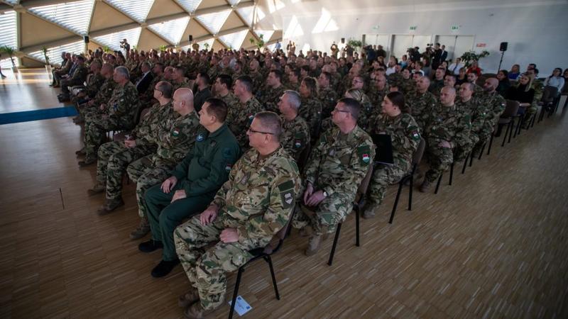 Magyar katonák és civil repülésirányító kitüntetése a boszniai mentésért