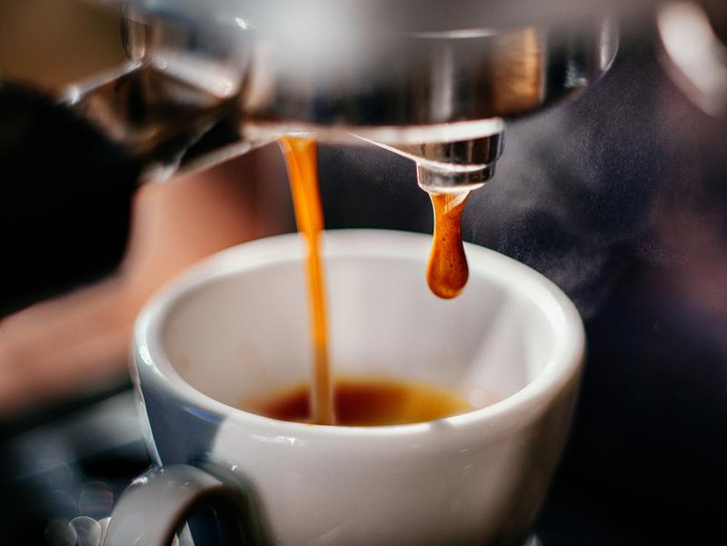 Hogyan csökkentheti a kávé az ülőmunka egészségügyi kockázatait?