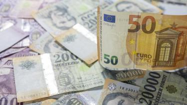 A forint árfolyama stabil a 396-os szint körül az euróval szemben
