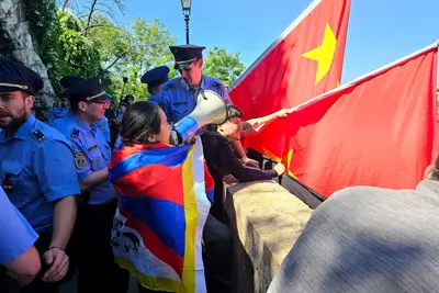 Összetűzés a Gellért-hegyen: Tibeti aktivisták és kínai támogatók csaptak össze