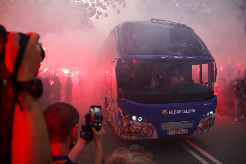 A Barcelona szurkolói a saját csapatbuszukat dobálták meg