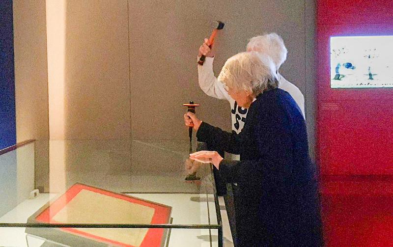 85 és 82 éves aktivisták támadták meg a Magna Carta vitrinjét