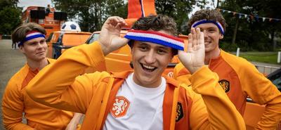 Holland szurkolók narancssárga áradata lepte el Hamburg utcáit