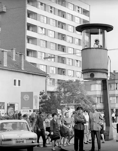 Miskolc ikonikus Villanyrendőre újraépült emlékműként