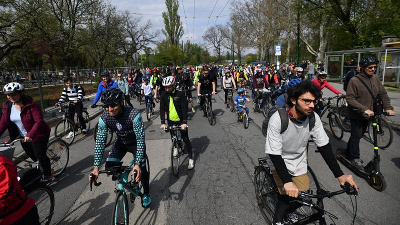 Kerékpáros felvonulás és forgalomkorlátozások várnak Budapestre ma délután