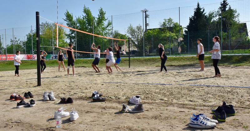 Négymillió forintból új strandröplabda pálya a Balassi Gimnáziumban
