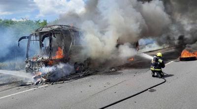 Busz gyulladt ki és égett porig az M5-ös autópályán Táborfalvánál