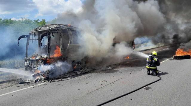 Busz gyulladt ki és égett porig az M5-ös autópályán Táborfalvánál