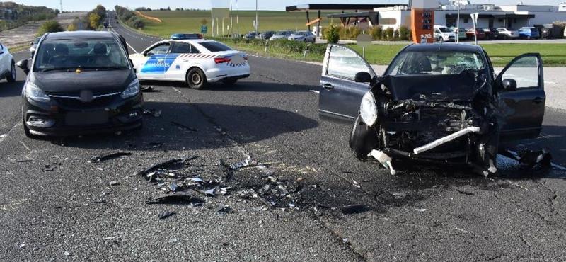Halálos kimenetelű baleset Tolmács közelében figyelmetlen kanyarodás miatt