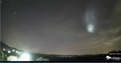 Sarki fény és SpaceX Falcon-9 rakéta az éjszakai magyar égbolton