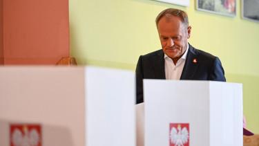 Donald Tusk vezette koalíció győzelmét ünnepli Lengyelországban