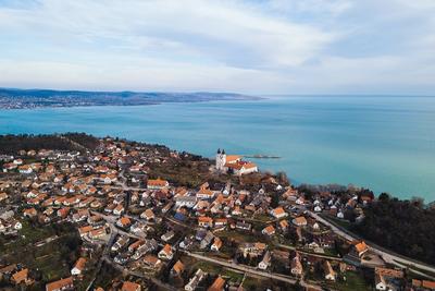 Balatonnál stagnáló négyzetméterárak mellett nő az ingatlan kínálat