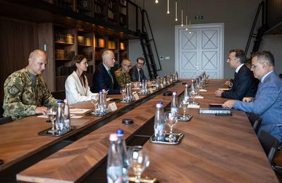 Amerikai-magyar védelmi együttműködés a fókuszban Pressman nagykövet és Szalay-Bobrovniczky találkozóján