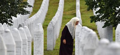A boszniai szerb parlament vitatja a srebrenicai mészárlás népirtását