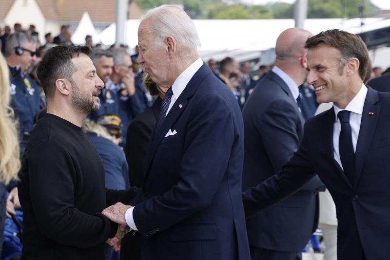 Joe Biden bocsánatot kért Zelenszkijtől a segélycsomag késedelme miatt Párizsban