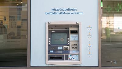 Folyamatosan emelkednek a banki díjak Magyarországon 2023-ban