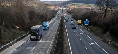 Óriási torlódás az M1-es autópályán Győr térségében