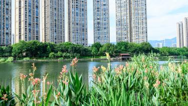 Kína megfizethető lakhatást teremt az eladatlan lakásokból