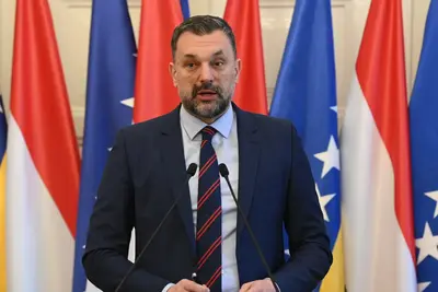 Boszniai külügyminiszter kritizálja Várhelyi Olivért a srebrenicai emléknap kapcsán