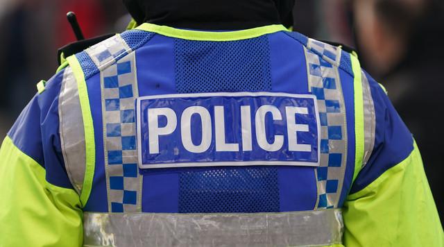 Brit rendőr felfüggesztése brutális intézkedés miatt a manchesteri repülőtéren