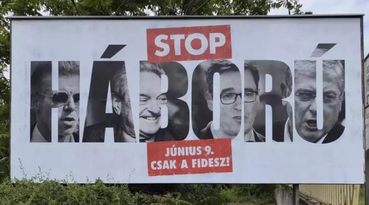 A Momentum aktivistái fóliával takarták le a Fidesz háborús plakátjait