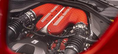 A Ferrari 12Cilindri kitart a V12-es motor mellett, turbó nélkül