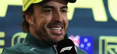Fernando Alonso 2026-ig az Aston Martin pilótája marad