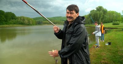 Áder János horgászoktatása: gyerekekkel fogott keszeget Pétervásárában