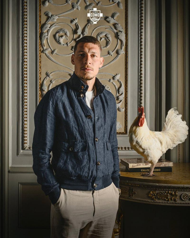 Andrea Belotti bemutatkozik a Como csapatánál a focitörténet legjobb fotójával