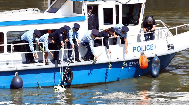 Budapesti rendőrök tisztelegtek a hajókatasztrófák áldozatai előtt
