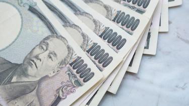 A japán jen gyengülése folytatódik, a hatóságok egyelőre nem avatkoznak be