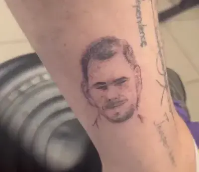 Vígh Kristóf tetoválóművész Vitézy Dávid arcképét varrta magára