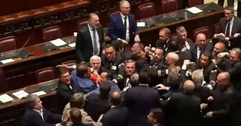 Törvényhozók ökölharcba keveredtek az olasz parlamentben