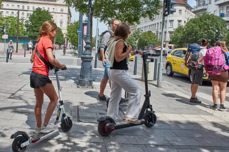 Elektromos rollerek biztosítása Magyarországon: Új kötelezettségek júliusban