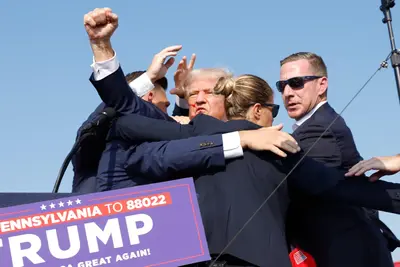 Donald Trumpot megsebesítették egy választási gyűlésen Pennsylvaniában