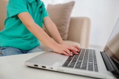 Törvényjavaslat a gyermekek védelmére: szigorúbb internetes szűrés