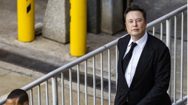 Elon Musk váratlan kínai útja és a Tesla biztonsági problémái
