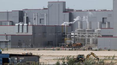 A Greenpeace szerint a komáromi akkugyárban szabálytalanul magas a károsanyag-kibocsátás