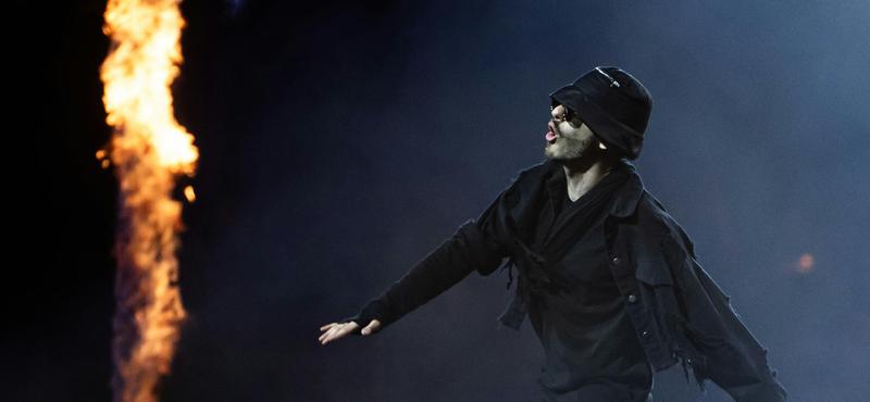 Azahriah megszakított koncertje és bocsánatkérése az EXIT Fesztiválon