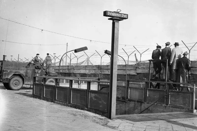 A berlini metró története: Hogyan kötötte össze a fal átszelése a várost